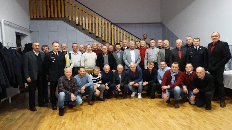 EMERYCI Z MYSZKOWA PRZY WIGILIJNYM STOLE.