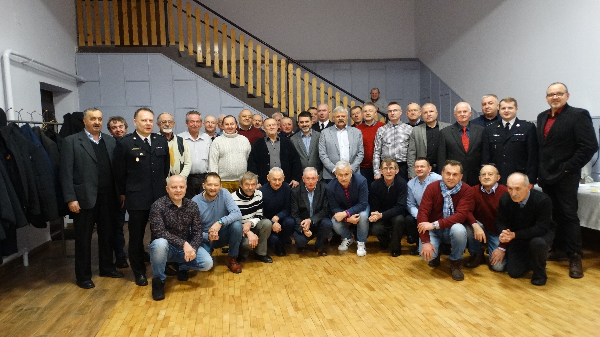 EMERYCI Z MYSZKOWA PRZY WIGILIJNYM STOLE.