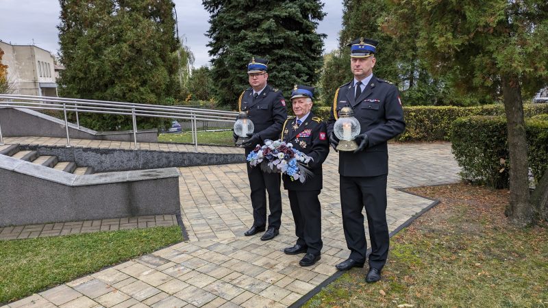 ZŁOŻENIE WIĄZANKI I ZAPALENIE ZNICZY.
