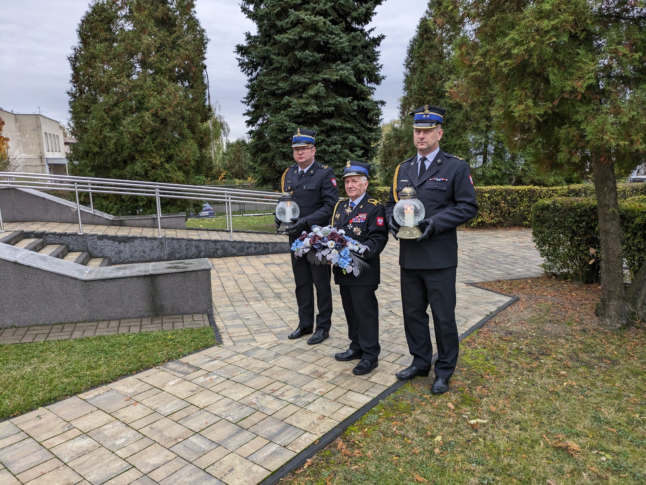 ZŁOŻENIE WIĄZANKI I ZAPALENIE ZNICZY.